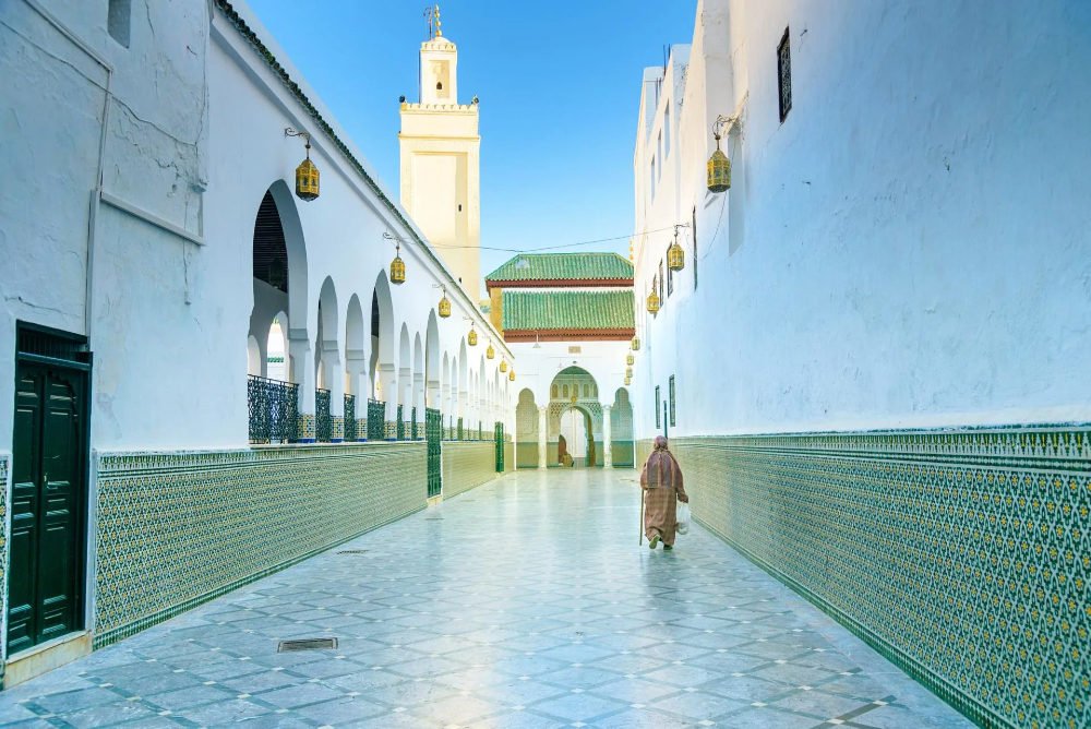 beutifull view of a Moroccan designed alley next to a mosque in moulay idriss zerhoun city